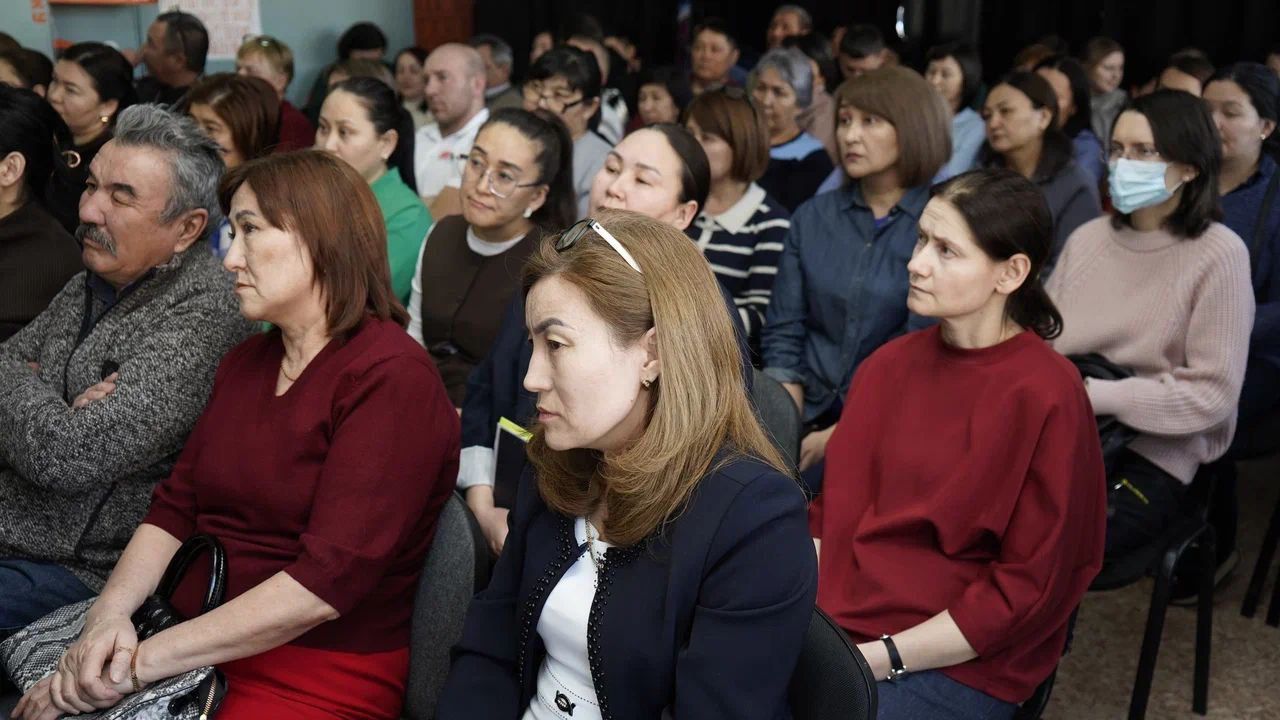 В СЕМЕЕ СОСТОЯЛАСЬ ВСТРЕЧА С КОЛЛЕКТИВОМ ДВОРЦА ТВОРЧЕСТВА ПО ПРОЕКТУ КОНСТИТУЦИИ