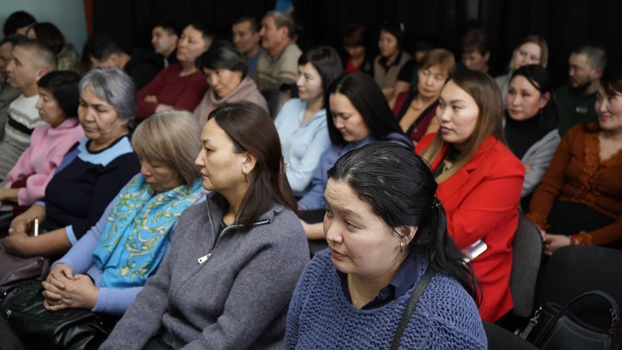 В СЕМЕЕ СОСТОЯЛАСЬ ВСТРЕЧА С КОЛЛЕКТИВОМ ДВОРЦА ТВОРЧЕСТВА ПО ПРОЕКТУ КОНСТИТУЦИИ