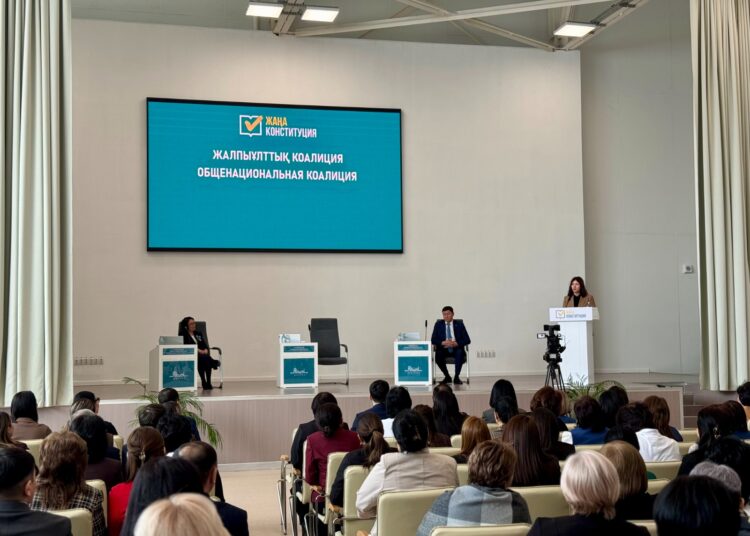 В Семее прошла экспромт-встреча в поддержку проекта новой Конституции