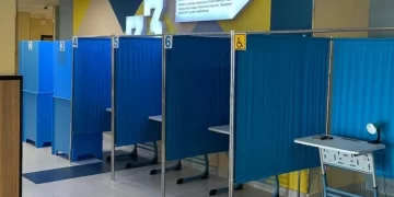 Кто может зайти в кабину для голосования вместе с избирателем