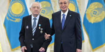 Глава государства вручил звание «Қазақстанның Еңбек Ері» Ерванду Ильинскому