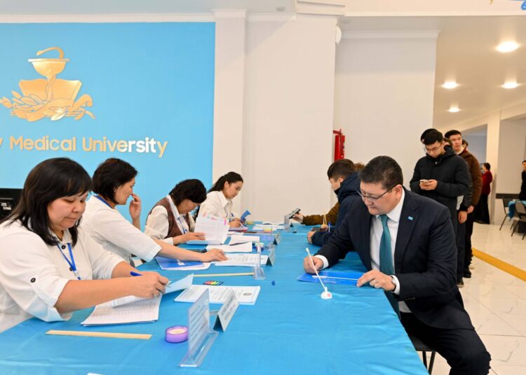 Аким области Абай проголосовал на референдуме