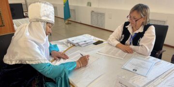 Участницы ансамбля бабушек «Айтаңсық» проголосовали на референдуме в Аягозе