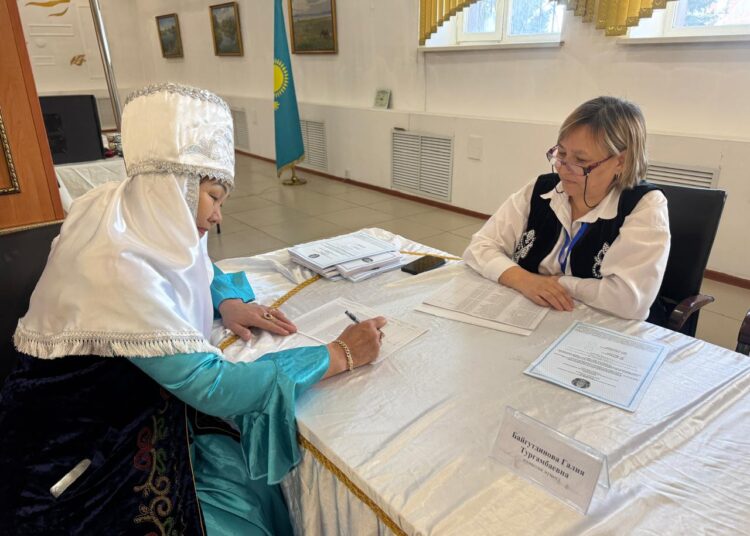 Участницы ансамбля бабушек «Айтаңсық» проголосовали на референдуме в Аягозе