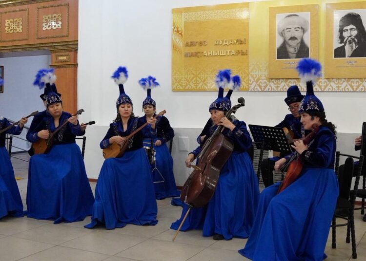 На референдумном участке в Аягозе прозвучали национальные кюи