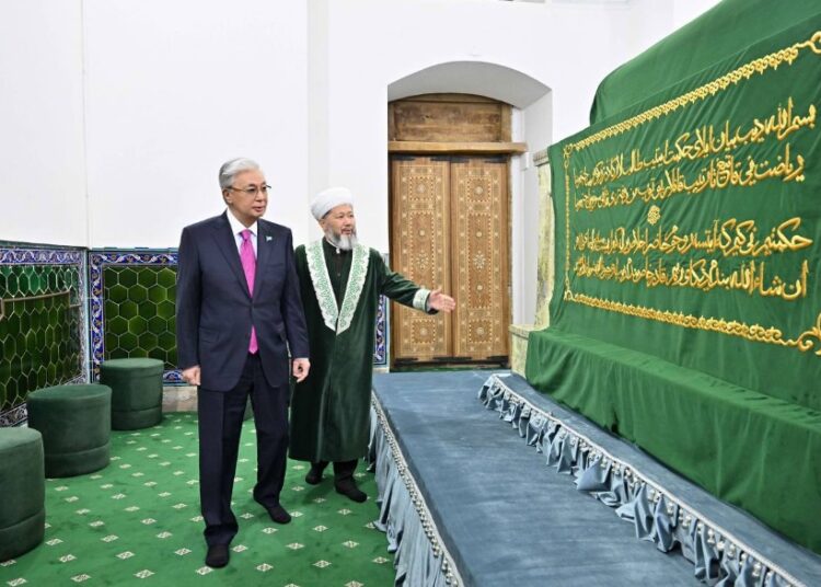 Президент посетил мавзолей Ходжи Ахмеда Яссауи