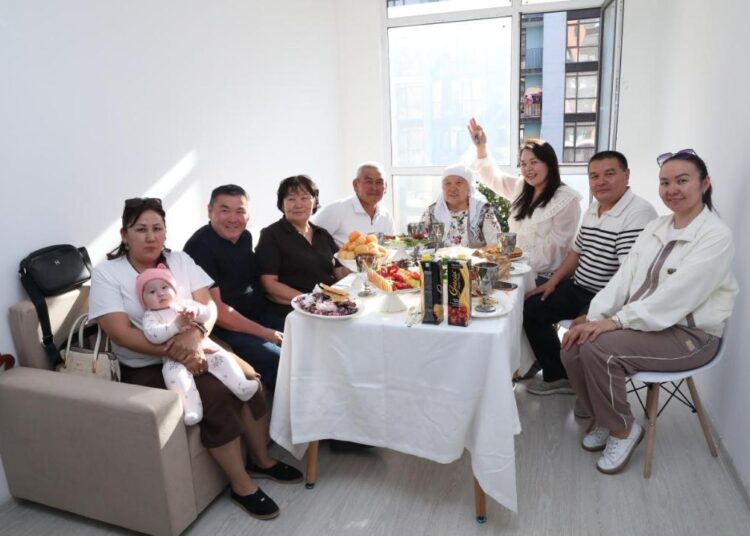 МОЛОДЫЕ УЧЕНЫЕ ЗАСЕЛИЛИСЬ В КВАРТИРЫ, ВРУЧЕННЫЕ ПРЕЗИДЕНТОМ