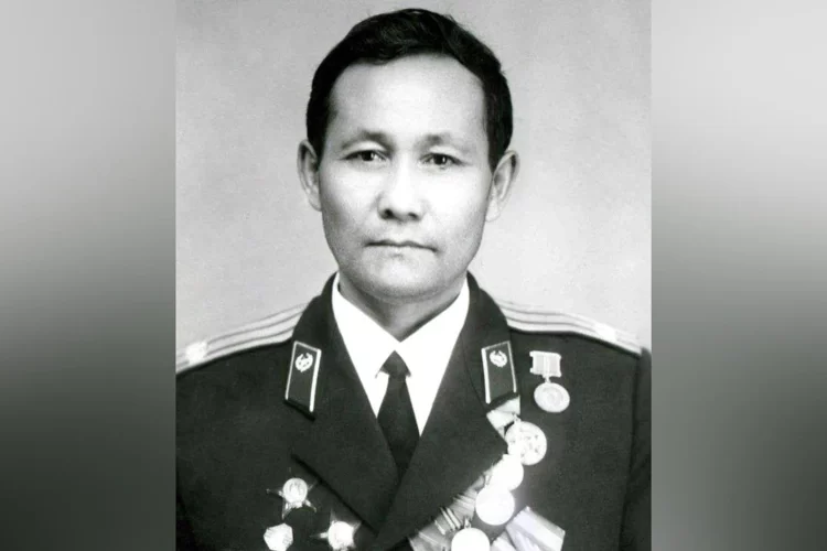 Глава государства вручил награду сыну «Халық қаһарманы» Кенжебая Маденова