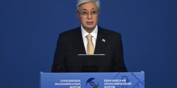 Токаев призвал активнее внедрять ИИ в торговлю и логистику ЕАЭС