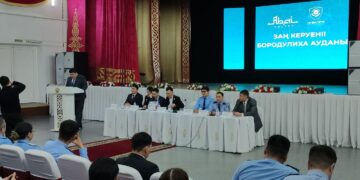 «Караван закона» в пути: жители Бородулихинского района встретились с правоохранителями