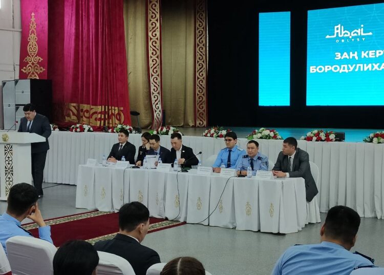 «Караван закона» в пути: жители Бородулихинского района встретились с правоохранителями