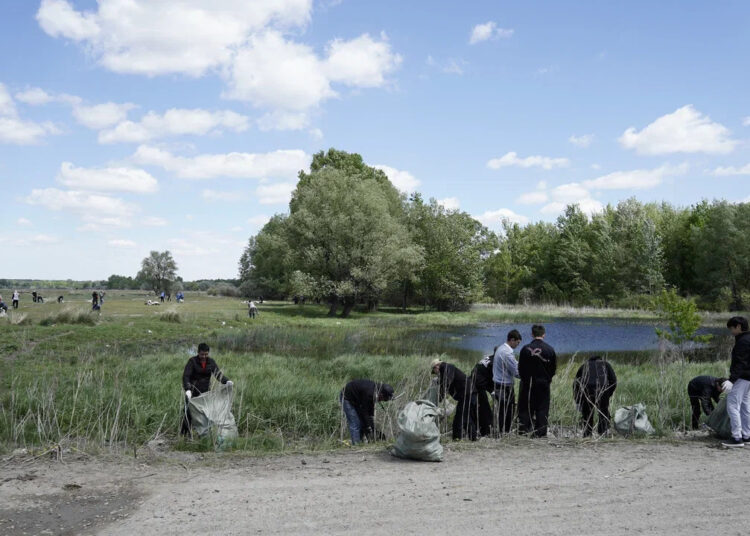 «Чистый город – чистая среда»: в поселке Водный города Семей прошла экологическая акция