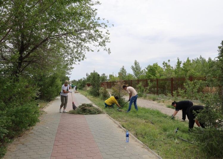 Более 130 жителей Курчатова вышли на уборку берега Иртыша в рамках экологической акции