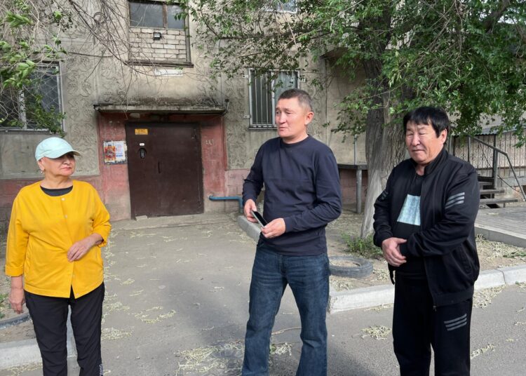 Партия «AMANAT» помогла решить многолетнюю проблему жителей многоэтажки в Семее