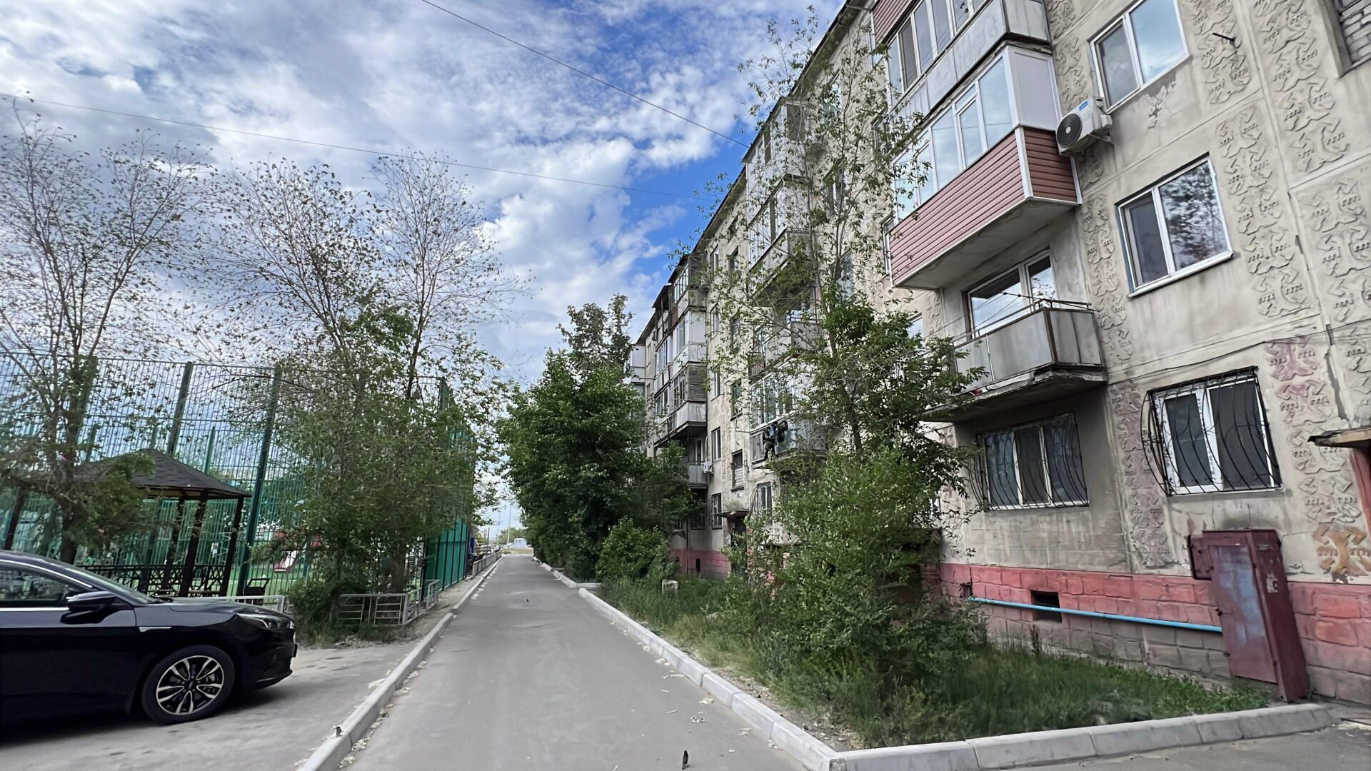 Партия «AMANAT» помогла решить многолетнюю проблему жителей многоэтажки в Семее