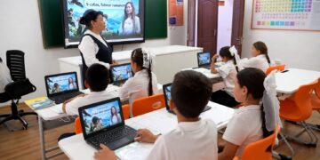 Свыше 2,6 тысяч малокомплектных школ в селах Казахстана будут охвачены проектом по внедрению ИИ к июлю 2028 года